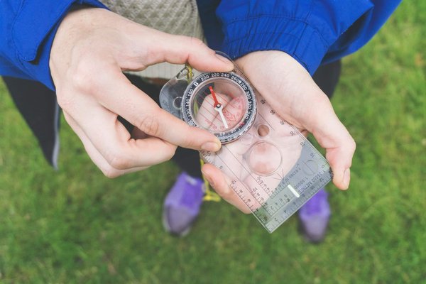 Comment « Braid » utilise-t-il le gameplay pour explorer des concepts de physique comme le temps et l'espace?